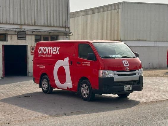 Vehículo de Aramex preparándose para trabajar.