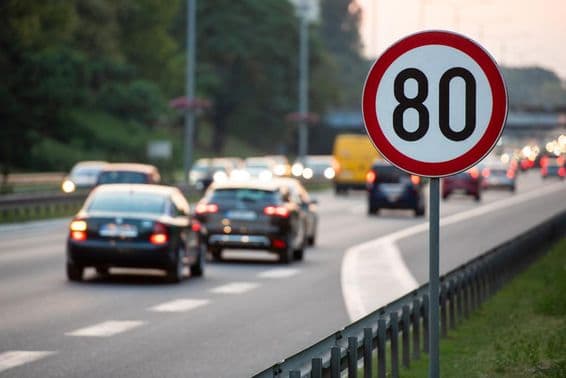Límite de velocidad de 80 km/h en una carretera concurrida.