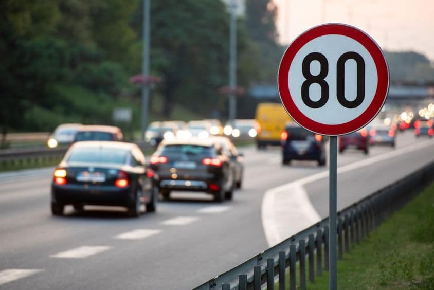 Límite de velocidad de 80 km/h en una carretera concurrida.