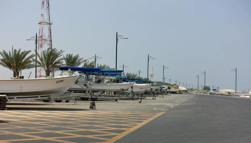 Kalba Sharjah, EAU vista de barcos de pesca alineados a lo largo de la costa.
