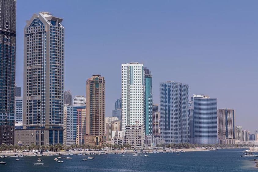 Rascacielos de Sharjah alineados en el paseo marítimo.