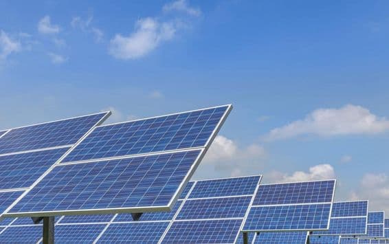 Paneles solares hechos de silicio policristalino o células fotovoltaicas en una planta de energía solar.