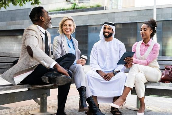 Grupo de empresarios reunidos con un empresario emiratí en Dubái.