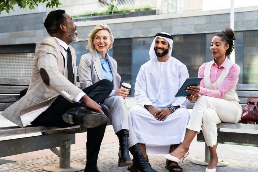 Grupo de empresarios reunidos con un empresario emiratí en Dubái.