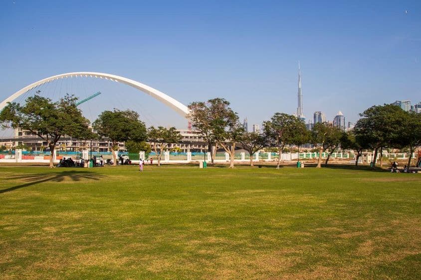 Parque Safa en Dubái, con el Burj Khalifa al fondo.