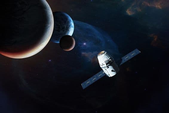 Satélite cerca de planetas en el espacio profundo.