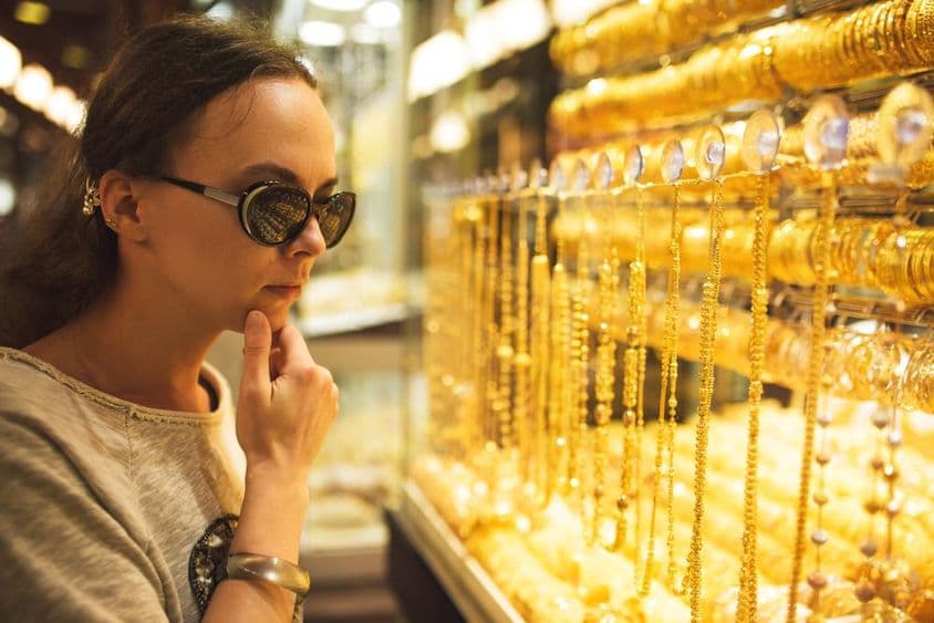 Una joven mirando joyas de oro en el mercado de oro de Dubái.