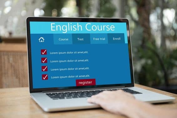 Aprendiendo inglés con laptop y asistencia de IA.