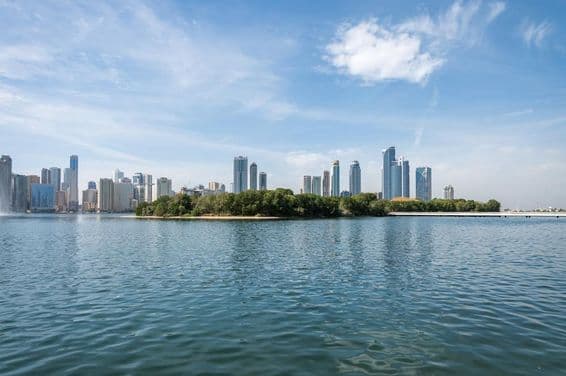 Vista panorámica del centro del Emirato de Sharjah, con rascacielos.