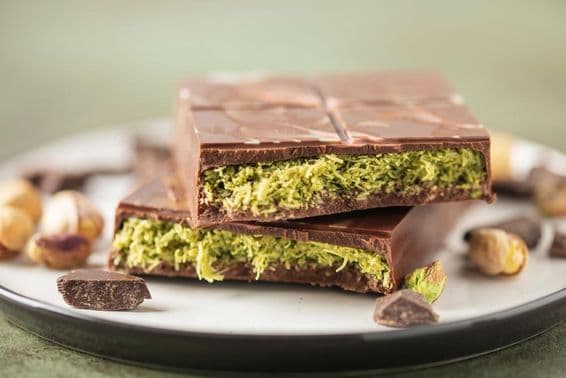Chocolate de Dubái con kataifi verde y pasta de pistacho.