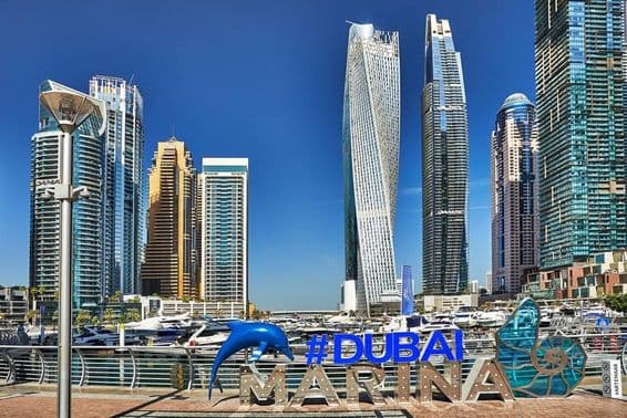 Rascacielos y pasarelas en el puerto de Dubai.