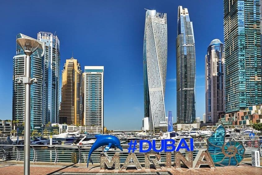 Rascacielos y pasarelas en el puerto de Dubai.