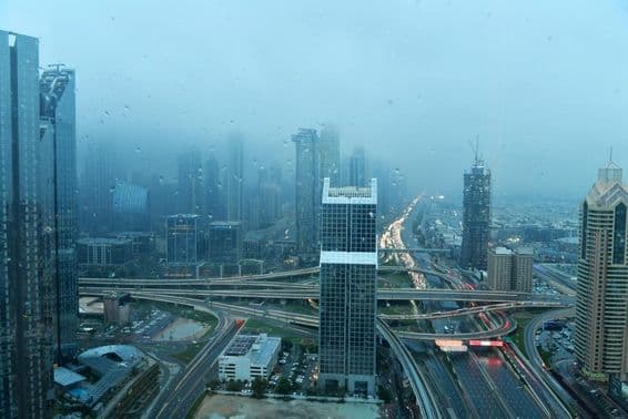 Dubái, Emiratos Árabes Unidos, durante una intensa lluvia.