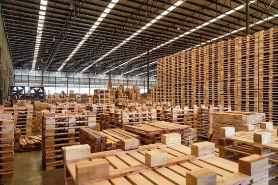 Tarimas de madera para transporte de carga industrial.