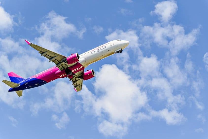 Avión Airbus A321 de Wizz Air despegando.