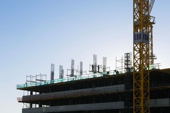 Construcción de edificio residencial en los Emiratos Árabes Unidos.