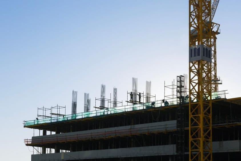 Construcción de edificio residencial en los Emiratos Árabes Unidos.