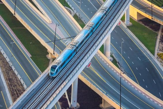 Línea de metro de Dubái con la carretera Sheikh Zayed desde arriba.