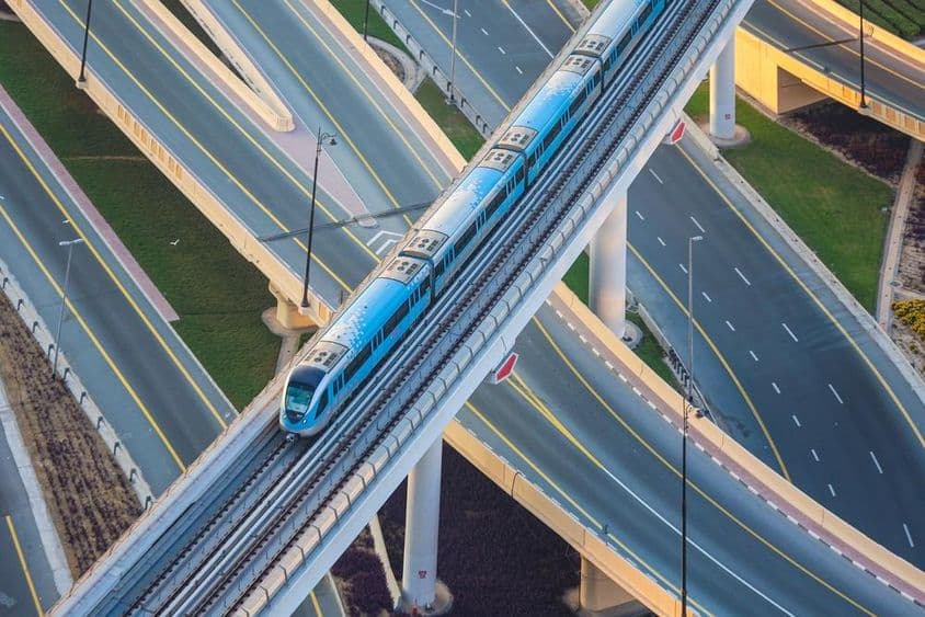 Línea de metro de Dubái con la carretera Sheikh Zayed desde arriba.