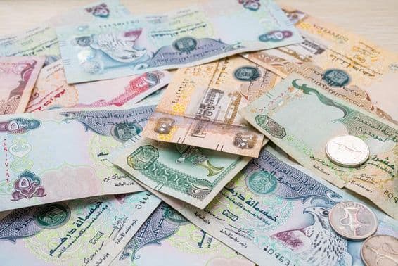 Billetes y monedas de dirham de los Emiratos Árabes Unidos.