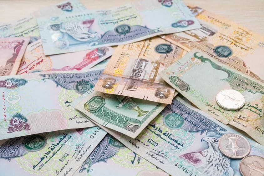 Billetes y monedas de dirham de los Emiratos Árabes Unidos.