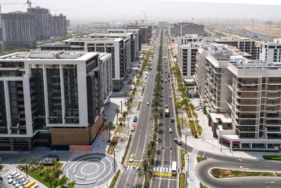 Edificios y Hills Park con carreteras, edificios en construcción y una comunidad de villas.