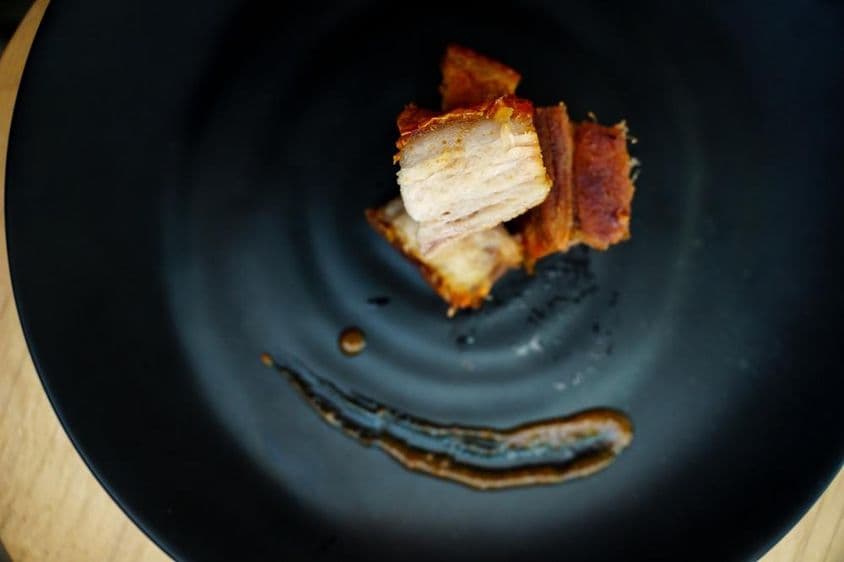 Un plato de delicioso cerdo crujiente en Dubái, Emiratos Árabes Unidos.