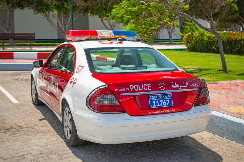Coche de policía en una calle de Abu Dhabi en 2014, la capital de los Emiratos Árabes Unidos.