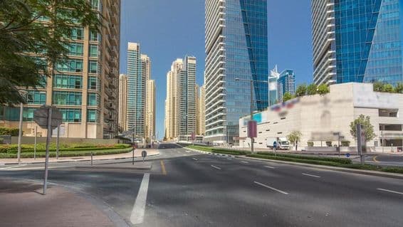 Rascacielos de Dubái Marina bajo un cielo azul soleado, Dubái, Emiratos Árabes Unidos.