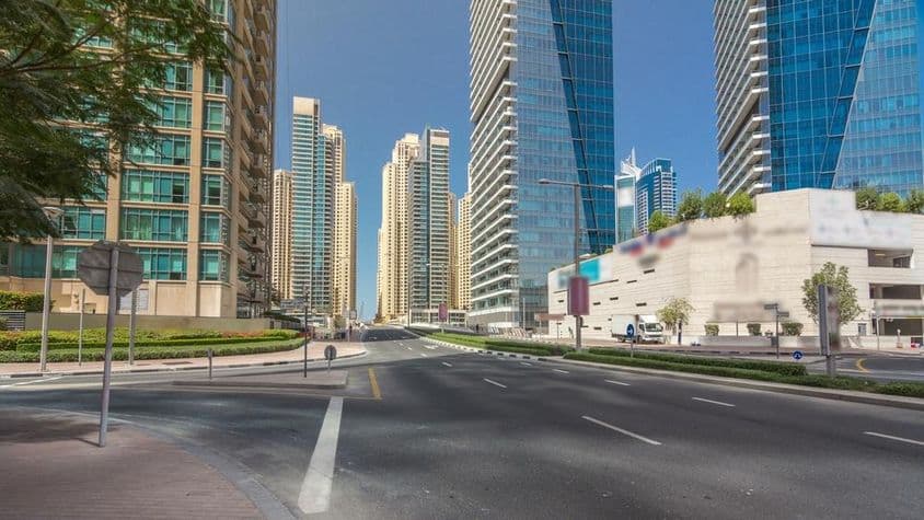 Rascacielos de Dubái Marina bajo un cielo azul soleado, Dubái, Emiratos Árabes Unidos.