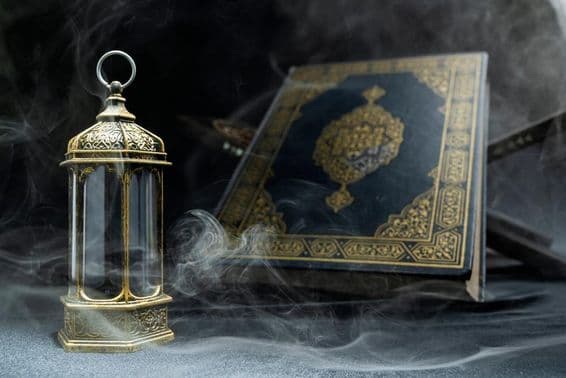 Linterna árabe con Corán.
