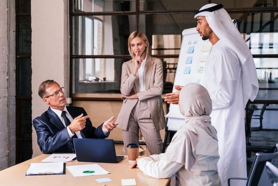 Reunión de equipo de negocios en una oficina para un plan estratégico de marketing.