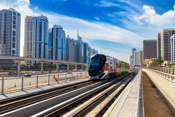 Nuevo tranvía moderno en Dubái, Emiratos Árabes Unidos.