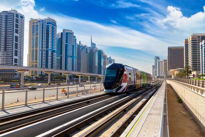 Nuevo tranvía moderno en Dubái, Emiratos Árabes Unidos.