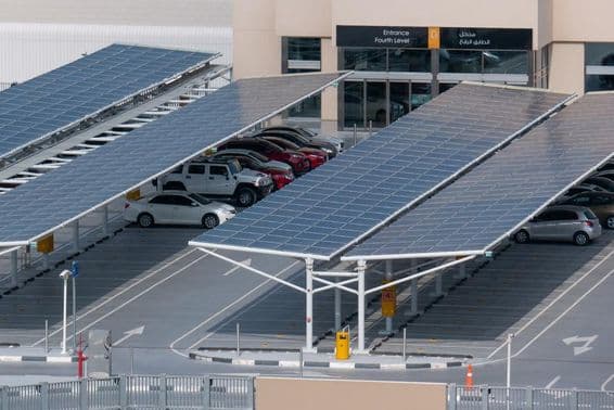 Paneles solares en un aparcamiento de supermercado en Dubái.