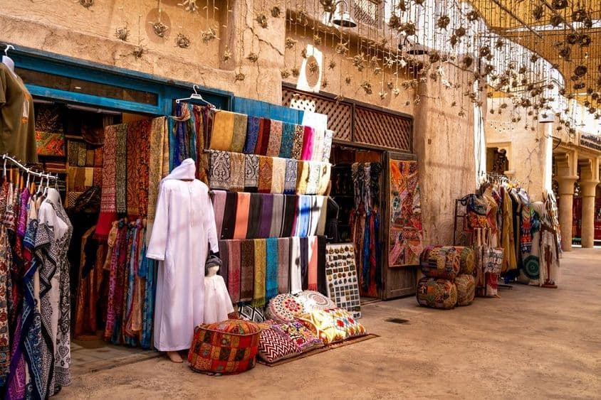 Mercado de productos tradicionales en la ciudad antigua de Dubai, Emiratos Árabes Unidos.