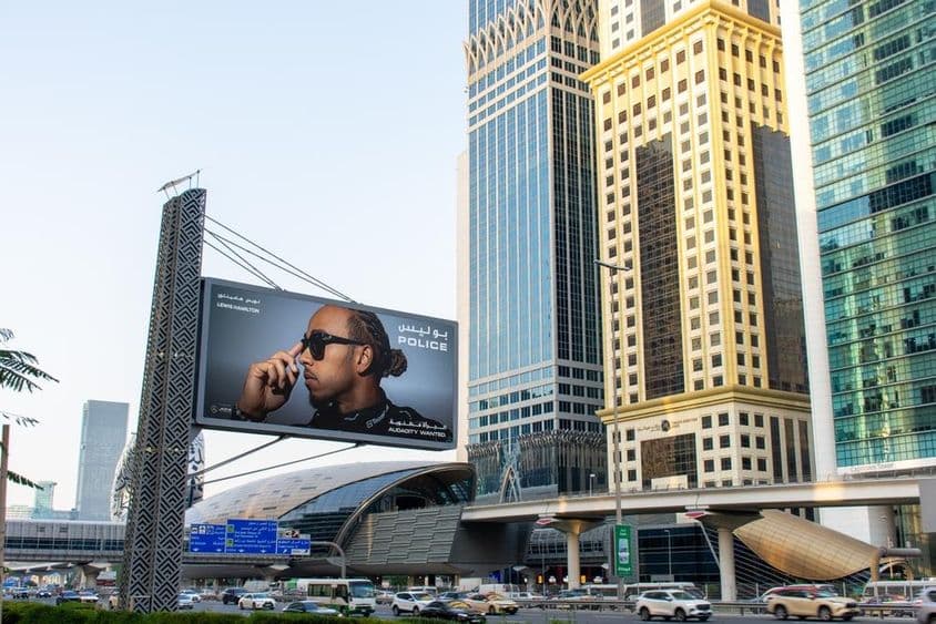 Anuncio de gafas de sol en una valla de la carretera Sheikh Zayed, ciudad de Dubái.