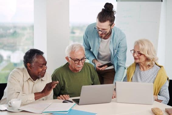 Educador explicando el uso de las redes sociales en el mundo moderno.