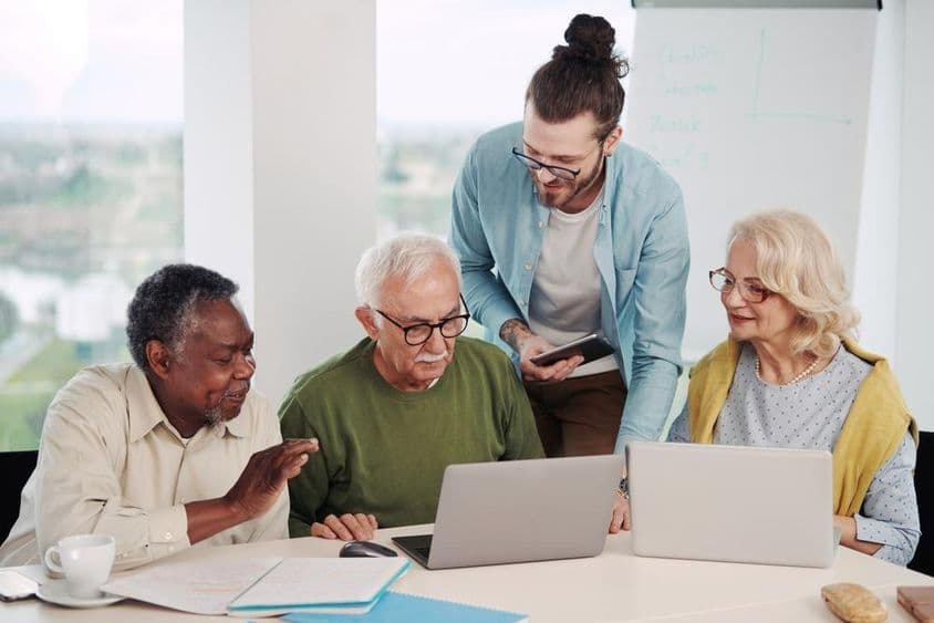 Educador explicando el uso de las redes sociales en el mundo moderno.