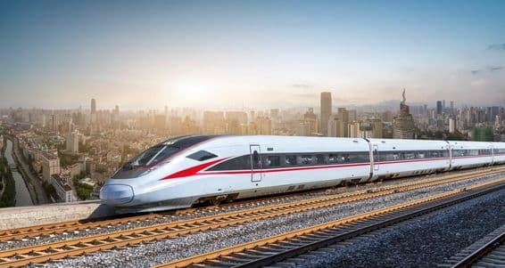 Tren futurista de alta velocidad deslizándose sobre rieles.