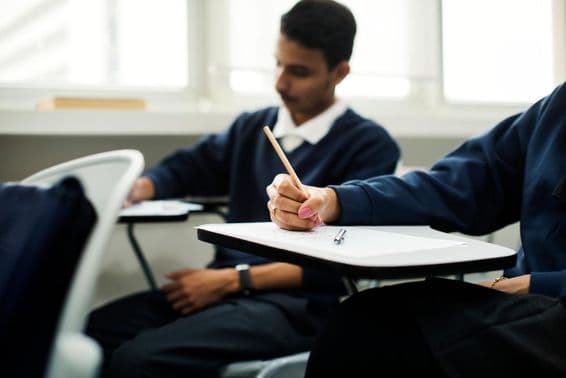 Niños musulmanes aprendiendo en un aula.