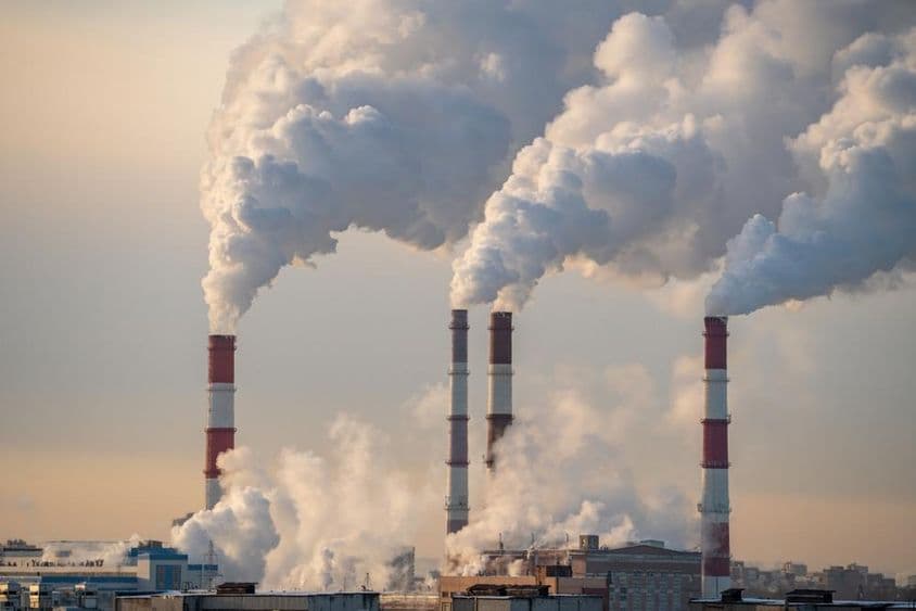 Chimeneas de fábrica emitiendo humo.