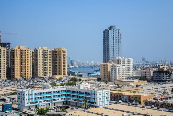 Paisaje urbano de Ajman, la capital del emirato de Ajman en los Emiratos Árabes Unidos.
