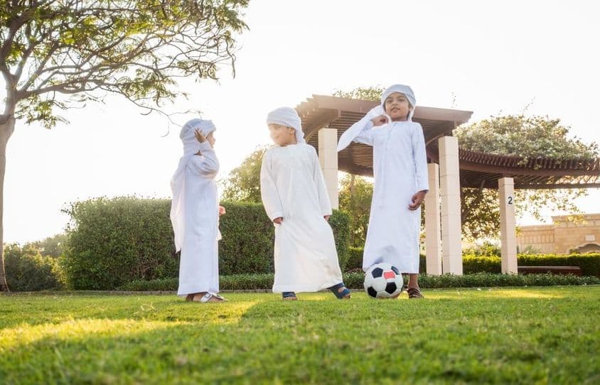 Un grupo de niños de Oriente Medio jugando y divirtiéndose al aire libre.