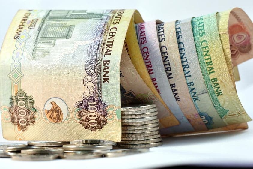 Billetes y monedas de dirham en los Emiratos Árabes Unidos.