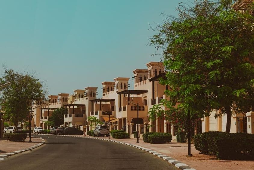 Ras al Khaimah, filas de casas en la ciudad.