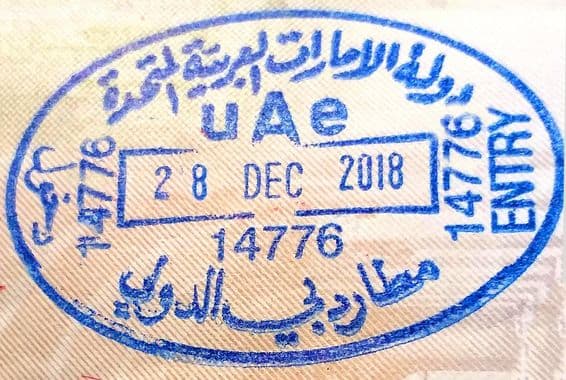 El sello de entrada de los Emiratos Árabes Unidos en un pasaporte extranjero en Dubai.