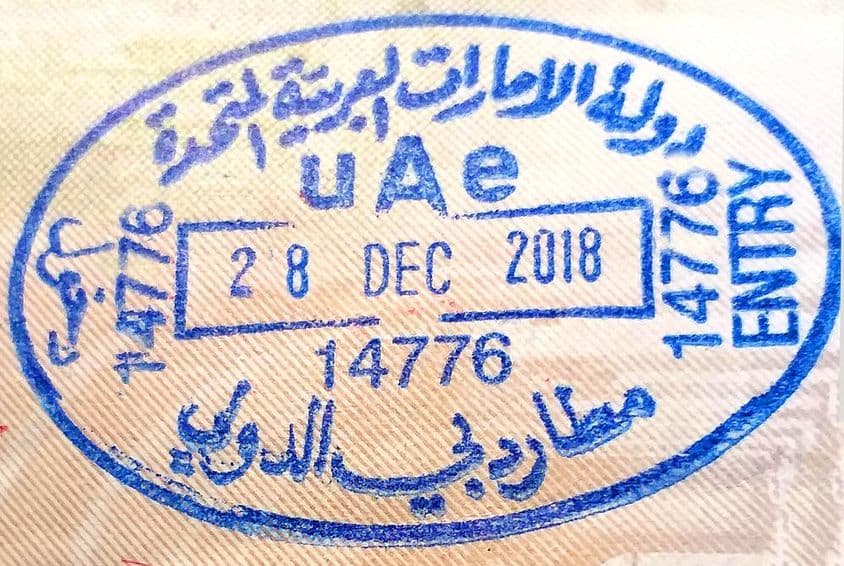El sello de entrada de los Emiratos Árabes Unidos en un pasaporte extranjero en Dubai.