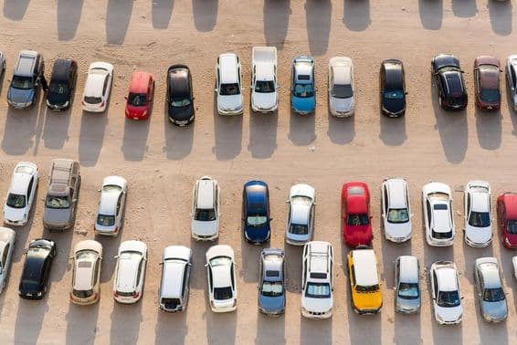 Sharjah, EAU, vista aérea de coches estacionados en arena.