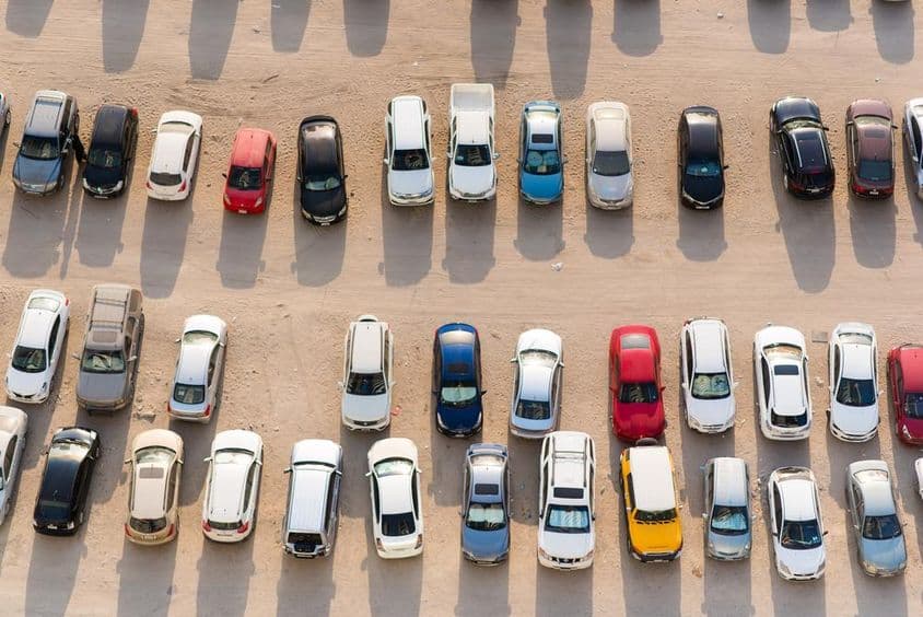 Sharjah, EAU, vista aérea de coches estacionados en arena.